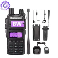 تصویر یک عدد بیسیم باوفنگ uv82 با تجهیزات داخل جعبه