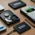 چند نوع هارد دیسک و SSD مختلف روی میز چوبی در محیطی روشن و حرفه‌ای